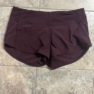 Lululemon 2.5 inch speed up shorts size 4 burgundy low rise